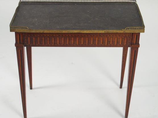 Table Louis XVI en marqueterie, à décor de cannelures en trompe l'œil,