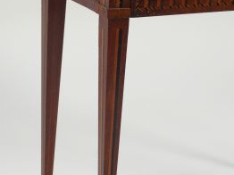 Table Louis XVI en marqueterie, à décor de cannelures en trompe l'œil,