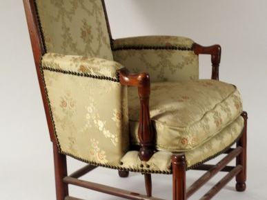 Bergère d'enfant XIXème en noyer, garniture de soierie vert amande.