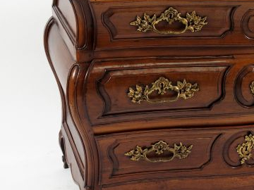 Commode tombeau Louis XV en noyer mouluré, ouvrant à trois tiroirs en 