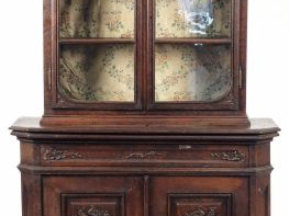 Buffet deux-corps de style Régence en chêne mouluré et sculpté, ourvra