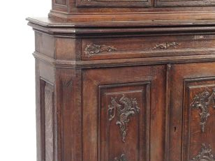 Buffet deux-corps de style Régence en chêne mouluré et sculpté, ourvra