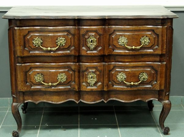 Commode Louis XV en noyer, ouvrant à deux tiroirs en façade, ceinture 