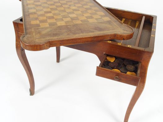 Table à jeux XIXème de style Louis XV en marqueterie, plateau amovible