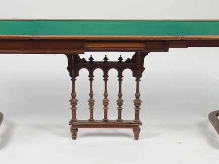 Table à jeux Napoléon III en placage de noyer, plateau se dépliant en 