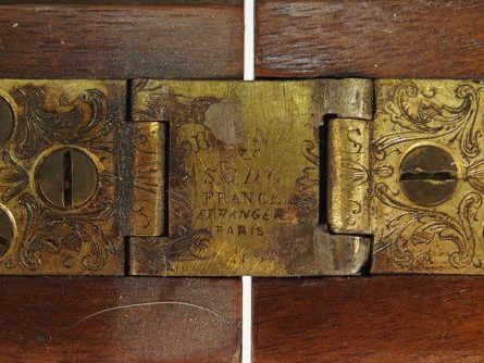 Table à jeux Napoléon III en placage de noyer, plateau se dépliant en 