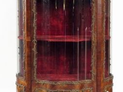 Vitrine Napoléon III de style rocaille en bois de placage et vernis ma