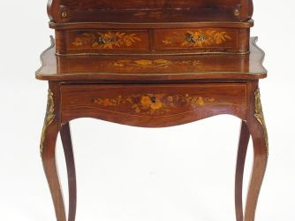 Bureau à gradins Napoléon III de style Louis XV en marqueterie, à déco