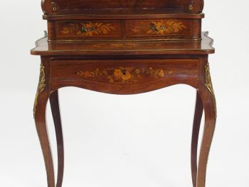 Bureau à gradins Napoléon III de style Louis XV en marqueterie, à déco