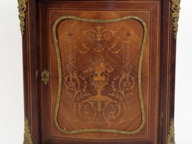 Meuble d'appui Napoléon III en marqueterie, à décor de vase fleuri et 