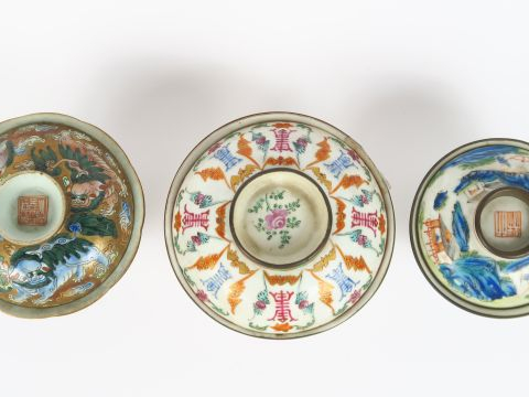 Ensemble de 3 bols couverts dont :  - Bol couvert en porcelaine polych