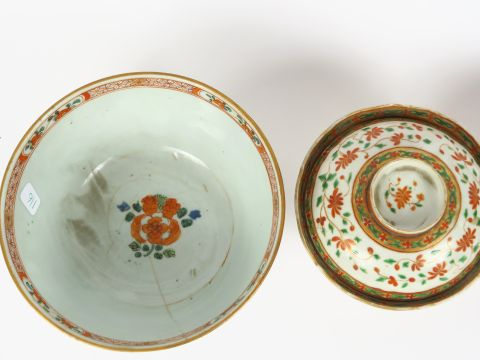 Ensemble de 5 bols dont un couvert et 1 vase en porcelaine, à décor di