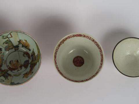 Ensemble de 5 bols dont un couvert et 1 vase en porcelaine, à décor di