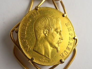 Pince à billet en or, sertie d'une pièce de 100 francs, 1857 A. Poids 