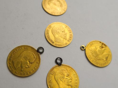 5 pièces de 10 francs or, dont 3 montées en pendentif : 1856 A, 1858 B