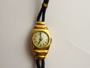 Montre de dame, cadran en or, bracelet en nilon et métal. Poids tel : 