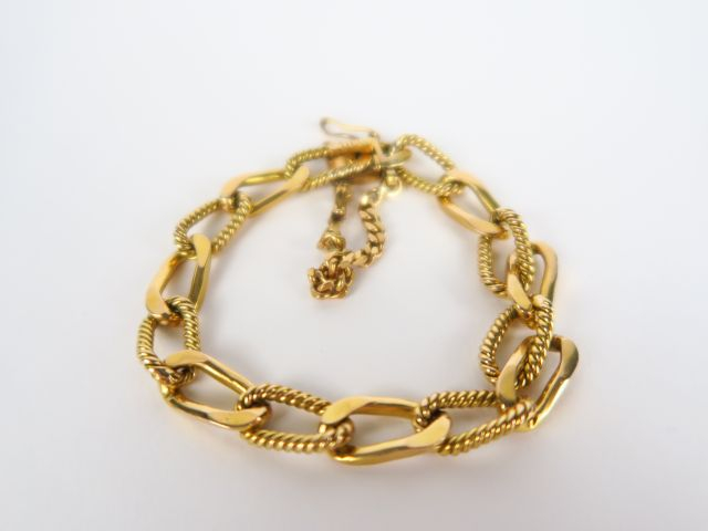 Gourmette en or, deux mailles alternées. Poids : 40,5 g AC