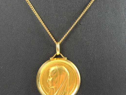 Importante médaille religieuse, avec sa chaine. Poids : 29 g