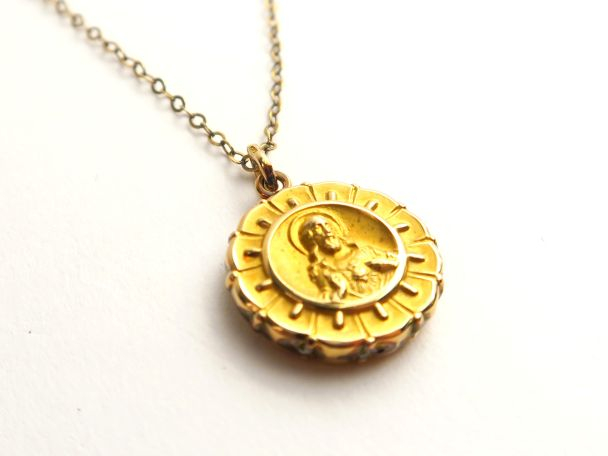 Médaille religieuse et sa chaine en or. Piods : 5,7 g AC