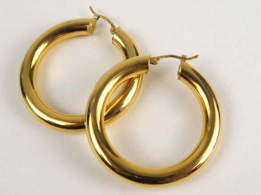 Paire de créoles en or jaune. Poids : 5,6 g 12586)