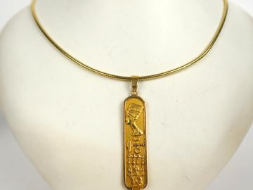 Chaine en or semi-rigide (poids : 12,9 g) et pendentif égyptien en or