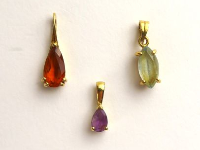 Ensemble de trois breloques ornée de pierres de couleurs, montures en 