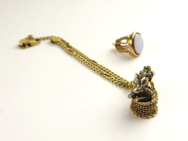 Gourmette en or 9 carats (5 g), retenant un pendentif figurant un lapi