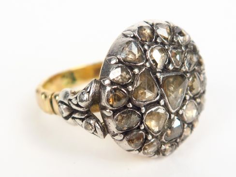 Bague espagnole en or ornée d'un pavage de roses. Poids tel : 11,26 g 