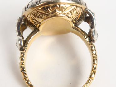 Bague espagnole en or ornée d'un pavage de roses. Poids tel : 11,26 g 