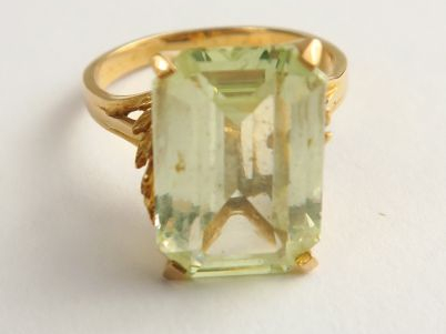 Bague ornée d'une pierre verte, belle monture en or à décor de plumes 