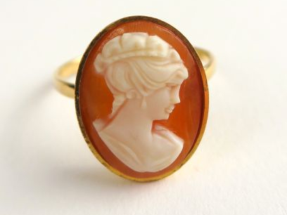 Bague ornée d'un camée figurant un profil de femme. Monture en or. Poi