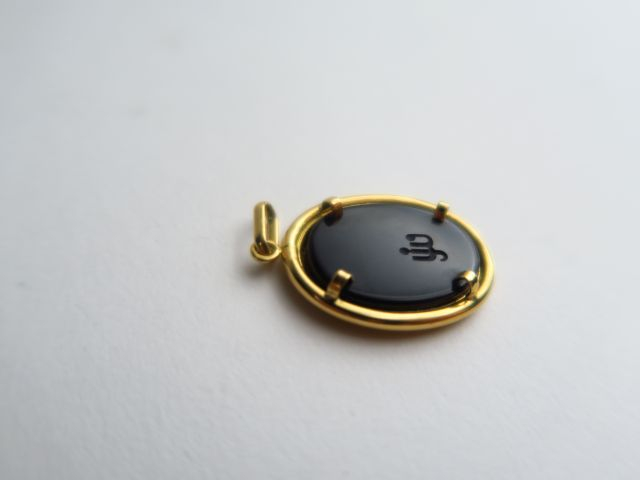 Pendentif à décor d'un profil de jeune femme, monture en or. Poids tel