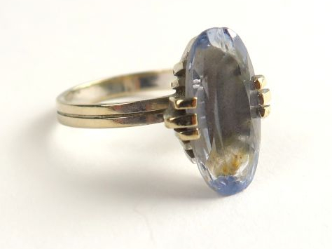 Bague ornée d'une aigue marine de forme navette (égrenures). Monture e