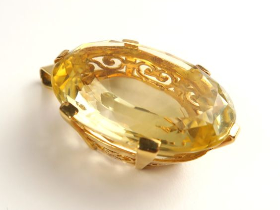 Important pendentif orné d'une topaze, belle monture ajourée en or. Po