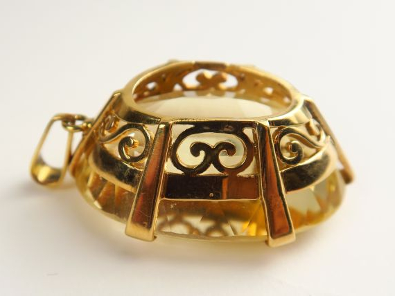 Important pendentif orné d'une topaze, belle monture ajourée en or. Po