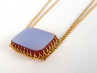 Vente aux enchères Collier à double chaine en or soutenant une plaque en agate. Poids tel