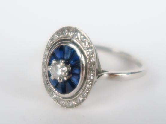 Bague de style Art Déco ornée d'un brillant central dans un entourage 
