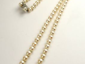 Vente aux enchères Sautoir de perles de culture, fermoir en or blanc 14 carats, rehaussé 