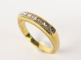 Vente aux enchères Bague en or jaune sertie de brillants calibrés. Poids tel : 5,6 g. TDD