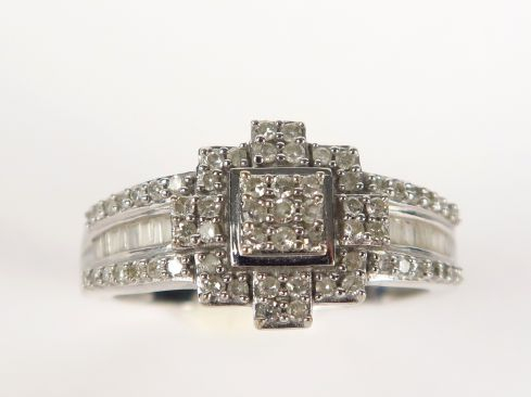 Bague en or blanc 9 carats serties de roses. Poids tel : 4 g. TDD 60