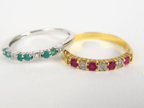 Deux bagues en or blanc et or jaune serties d'émeraudes ou de saphirs 