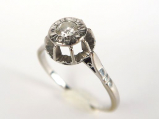 Vente aux enchères Bague en or blanc ornée d'un brillant serti clos. Monture à effet. Poi