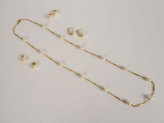 Vente aux enchères Collier et trois paires de perce oreilles en or et perles. Poids tel :