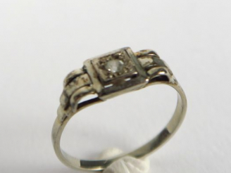 Vente aux enchères Petite bague Art Déco en platine, ornée d'une rose. Poids tel : 1,62 g