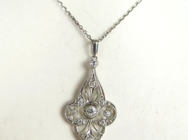 Chaine en or blanc et son pendentif de style Art Déco en or blanc ajou