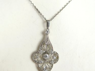 Vente aux enchères Chaine en or blanc et son pendentif de style Art Déco en or blanc ajou