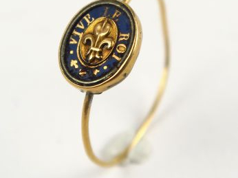 Petite bague en or émaillé et devisé : 'Vive le roi'. Poids : 0,86 g