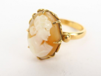 Vente aux enchères Bague en or ornée d'un camée coquillage. Poids tel : 6,3 g