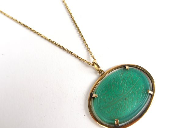 Chaine en or (poids : 5,9 g) et pendentif orné d'une plaque de verre g