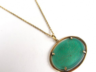 Vente aux enchères Chaine en or (poids : 5,9 g) et pendentif orné d'une plaque de verre g